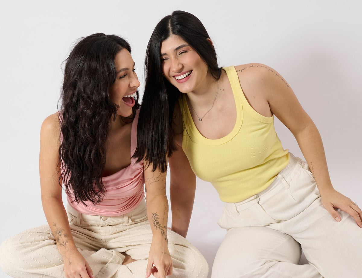 Nath Petrin e a irmã rindo juntas